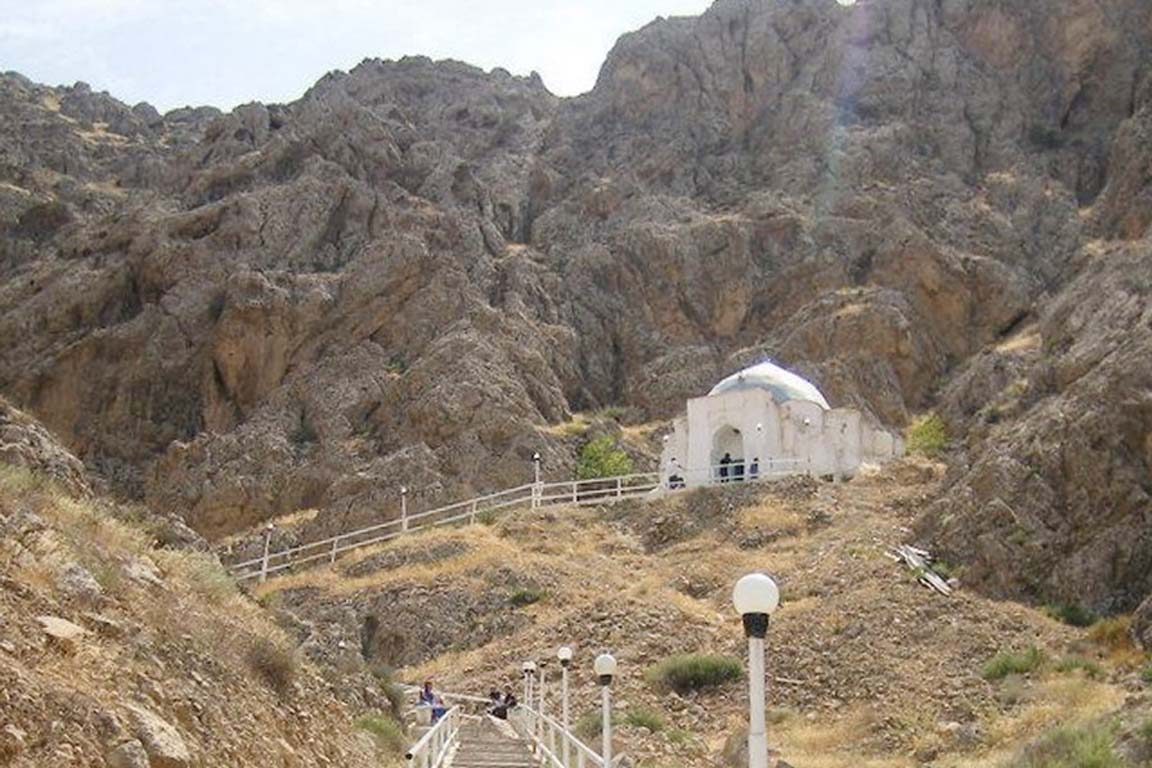 Paraw bibi Shrine